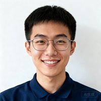 一位戴着眼镜的年轻男性用户头像，面带微笑，身穿深蓝色Polo衫，背景是简约的白色墙壁，整体风格干净专业。